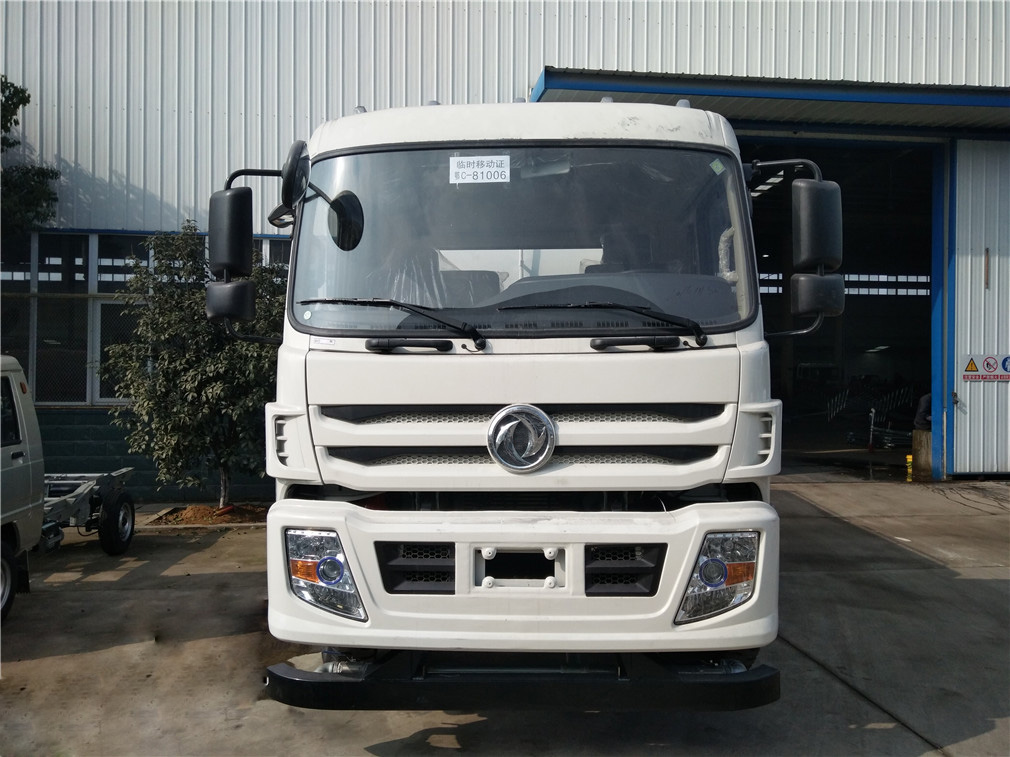 東風(fēng)專底灑水車（12方）