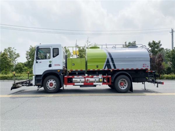 國(guó)六東風(fēng)D9 9方路面清洗車(chē)