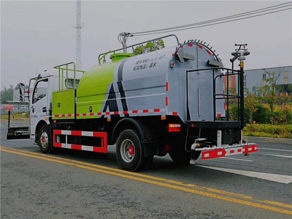 國(guó)六大多利卡6方路面清洗車