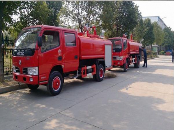 東風多利卡雙排座消防灑水車3噸