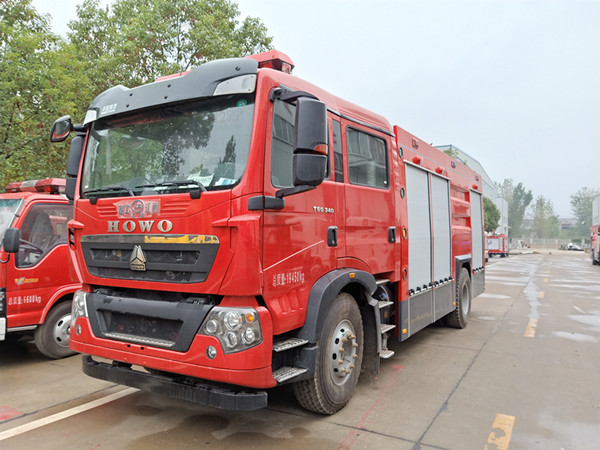 重汽豪沃干粉水泡沫聯(lián)用消防車