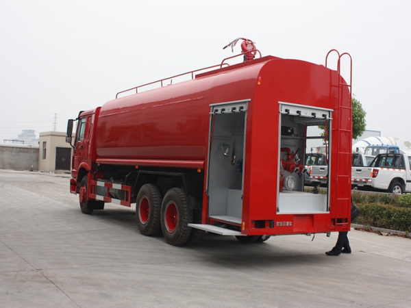 重汽豪沃前四后八供水消防車18噸